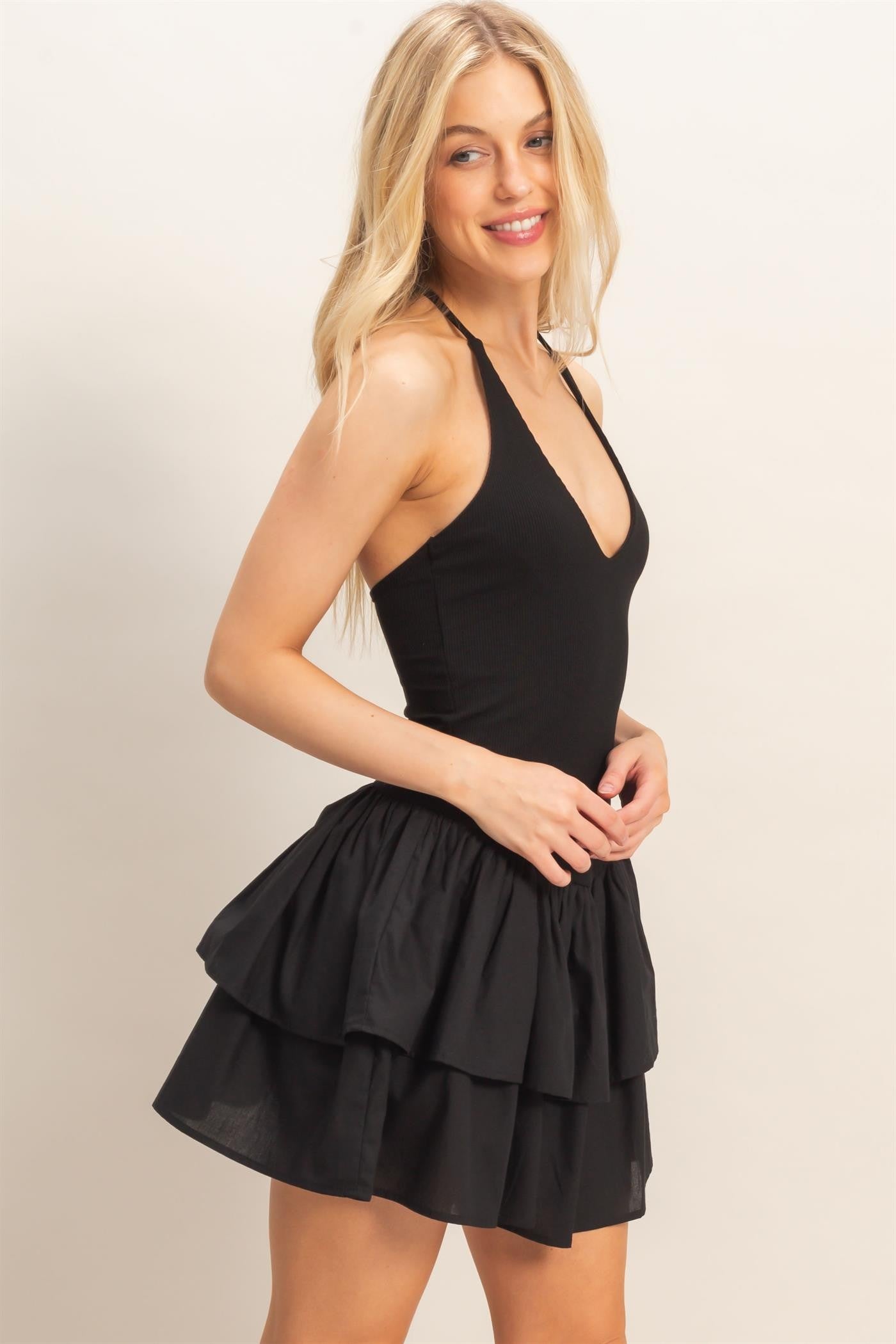 Vestido corto con tirantes finos y falda con vuelo fruncida para mujer