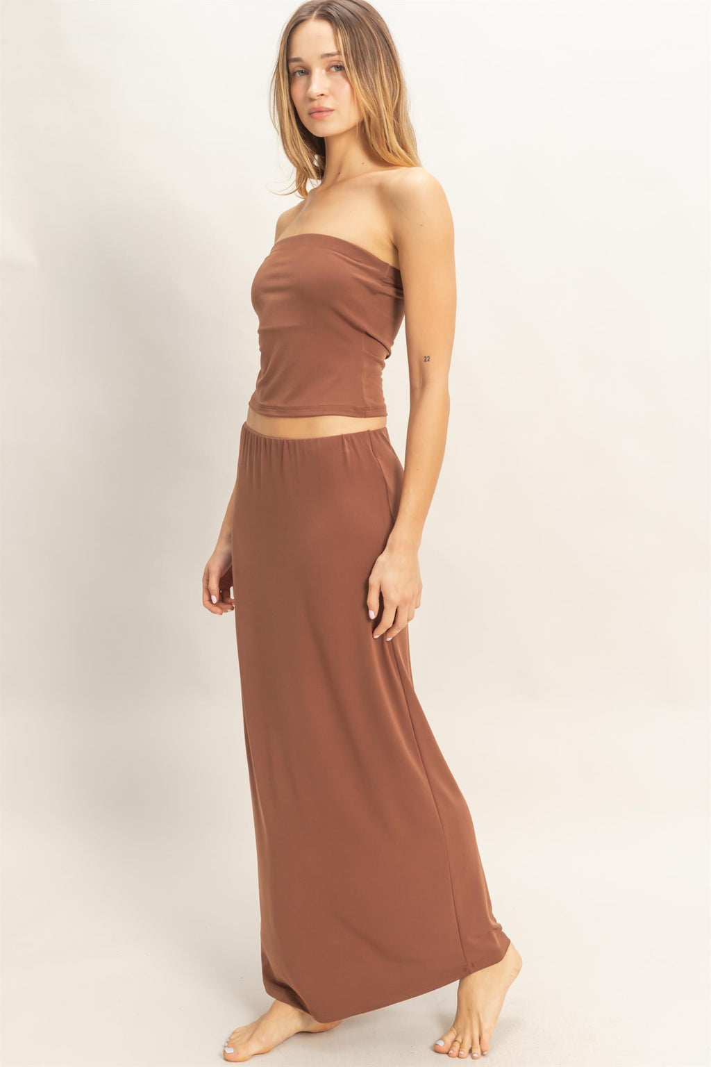 Conjunto de falda larga y top strapless ajustado para mujer elegante